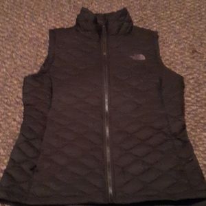 Black north face puffy vest